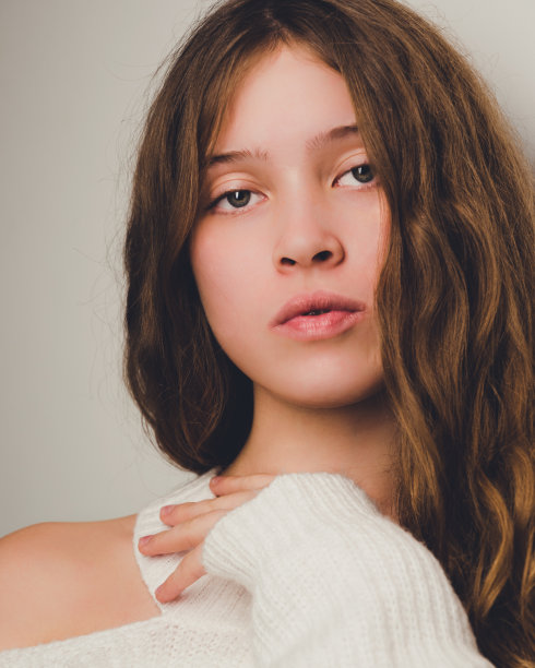 温柔的肖像一个年轻的女孩模特图片下载