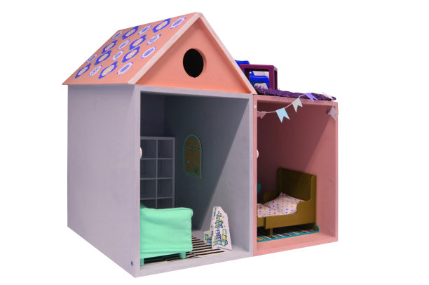 白色背景上有家具的儿童玩具屋图片下载