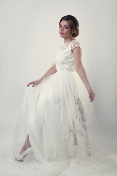 美丽的新娘穿着白色婚纱的肖像图片下载