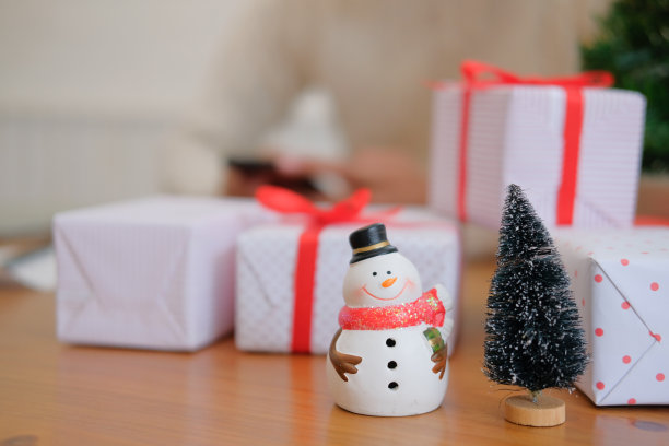 男人用智能手机装饰圣诞。庆祝圣诞节和新年。图片下载