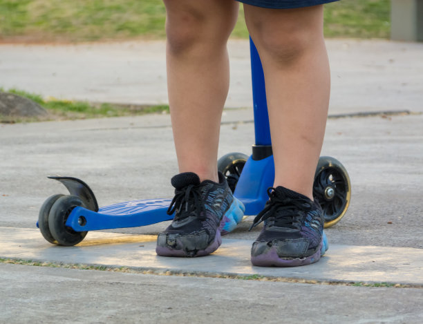 孩子和玩具，方向不同图片下载