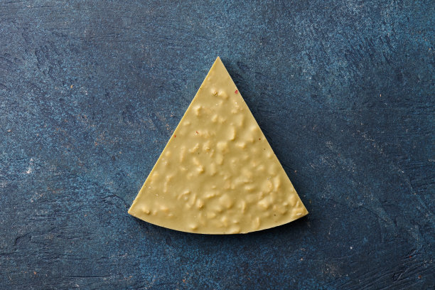 蓝色背景上的一块手工巧克力图片下载