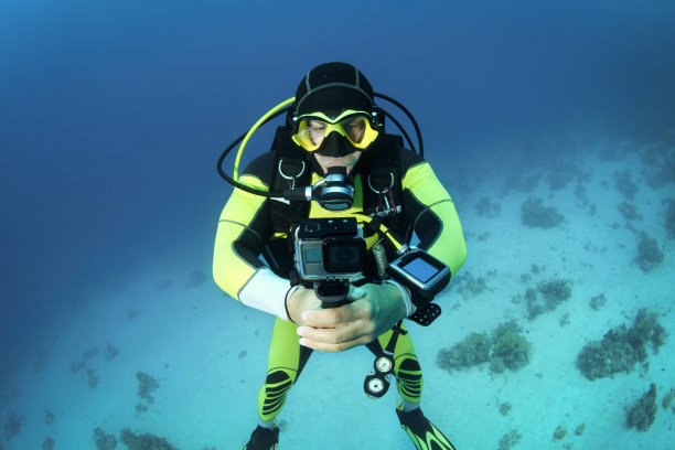 潜水员使用GoPro水下拍摄图片下载