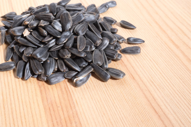 一张木头背景上的烤种子幻灯片。水平的照片格式图片下载