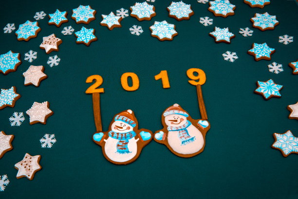 迷人的氛围的圣诞背景，以圣诞饼干的形式的雪花和雪人作为2019年的象征(贺卡，问候-概念)图片下载