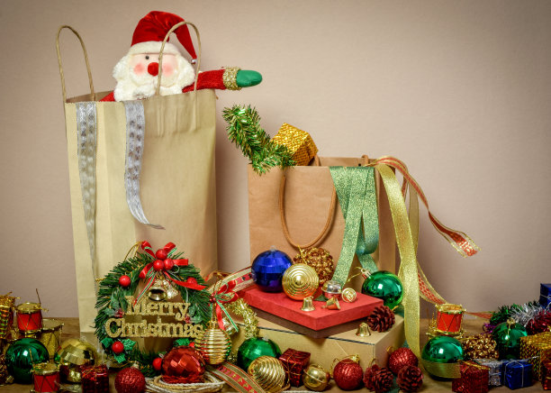 圣诞树装饰用品购物。图片下载