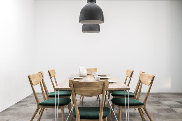 白色餐厅餐桌正面视图图片下载