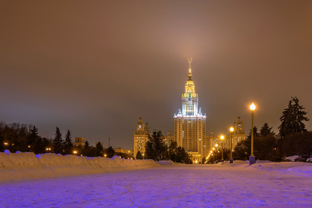 密歇根州立大学夜雪冬季背光图片下载