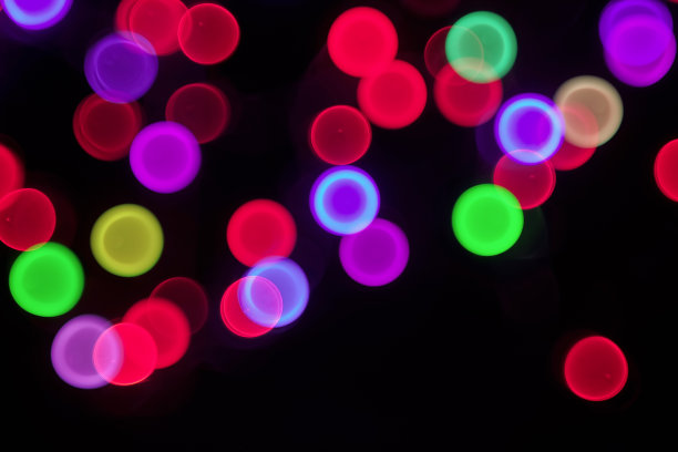 模糊的派对灯光在黑色的背景。图片下载