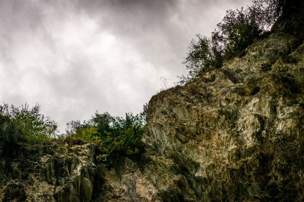 多云的悬崖图片下载