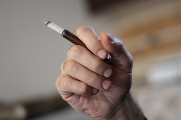 一个男人的手拿着香烟图片下载