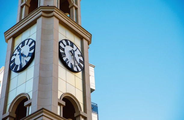 作为里程碑的广场上的钟塔的特写图片下载