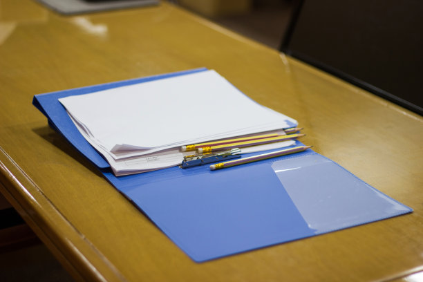 将文件文件夹和文件放在会议室的桌子上图片下载