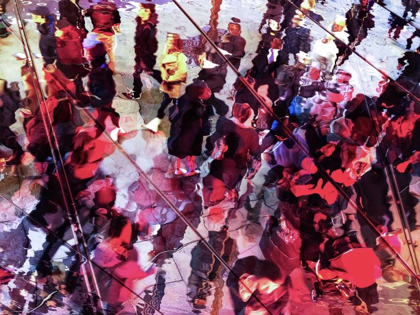 繁忙城市的人行道反射图片下载