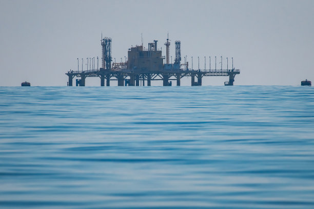 石油钻塔。图片下载