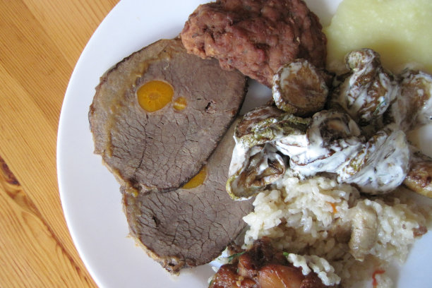 牛肉配胡萝卜和米饭图片下载