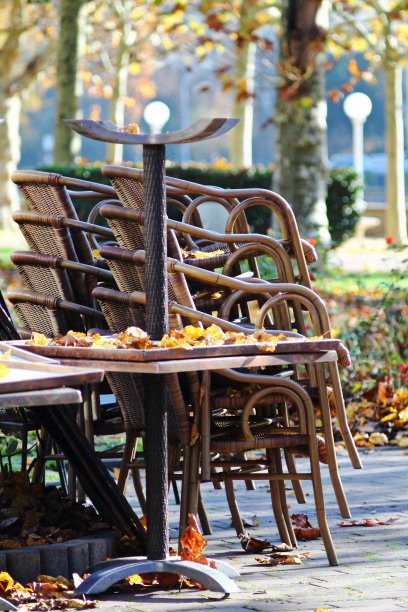 季末的德国街头咖啡馆。图片下载