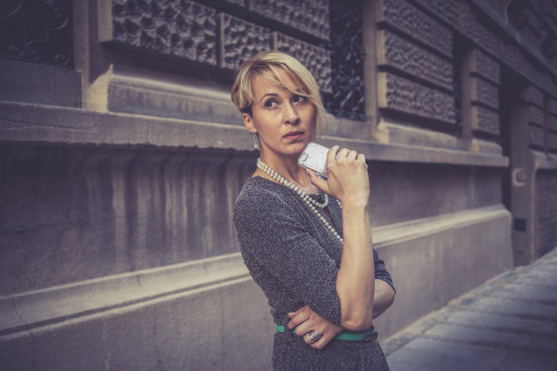 自信的商业女性思考的任务图片下载