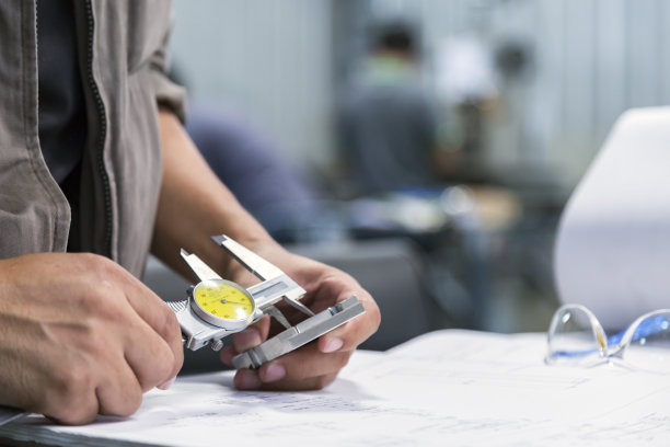 用游标卡尺测量零件精度图片下载