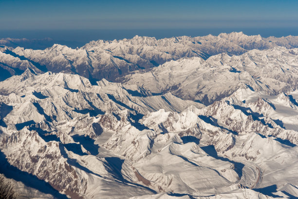 鸟瞰图的山与雪覆盖从飞机窗口的观点图片下载