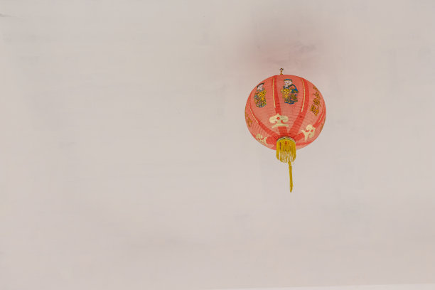 天花板上挂着中国灯笼。图片下载