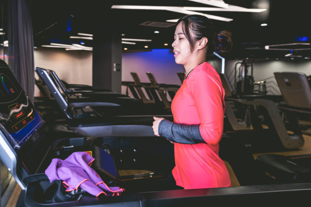 亚洲女性在健身房跑步图片下载