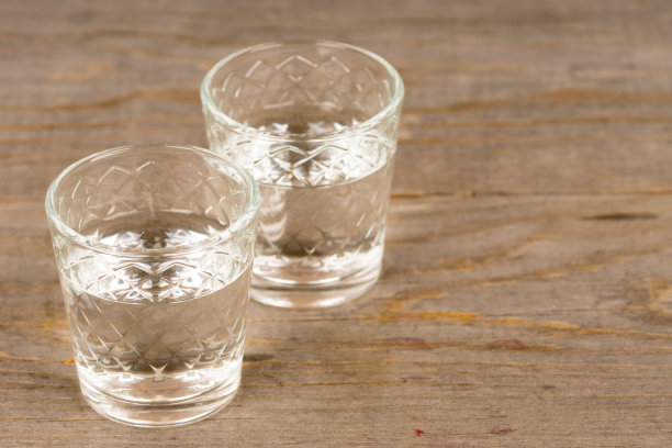 在质朴的木桌上，用小酒杯盛着伏特加图片下载