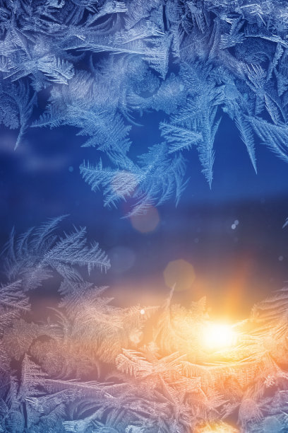 冬季太阳散焦蓝色背景与冰花图片下载