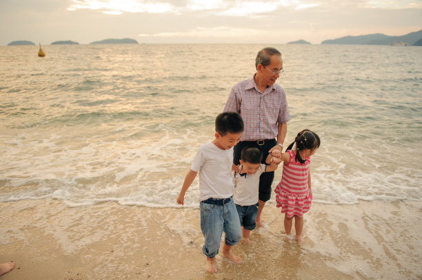 爷爷和孩子们在海滩上图片下载