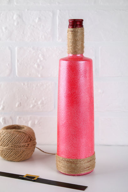 Diy瓶圣诞老人。在照片上指导如何把瓶子装饰成红色油漆或纸和麻绳的圣诞老人的形式。手工制作的装饰。礼物包装图片下载