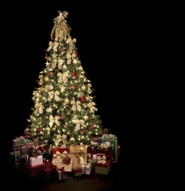 圣诞树与圣诞装饰在一个黑色的背景图片下载
