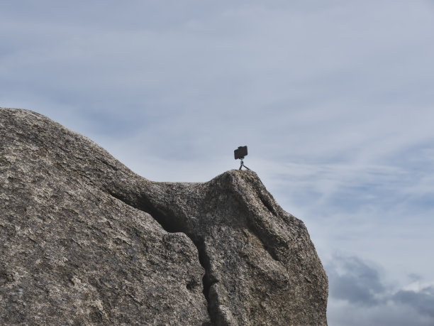 在山顶的树架上打电话。Seoraksan国家公园。韩国图片下载