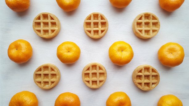 橘子和华夫饼放在一个木托盘上图片下载