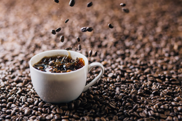 咖啡洒上咖啡豆图片下载