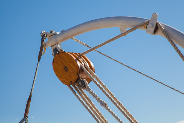 帆船设备。木块和绳索图片下载