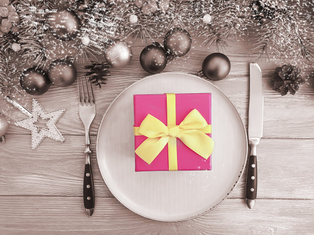 木制背景上的盘子、礼盒、圣诞树树枝图片下载