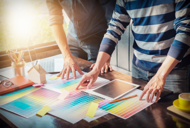 头脑风暴设计师平面创意创意理念，人用平板平面设计用色，用色创意风格屋来定购客户。图片下载