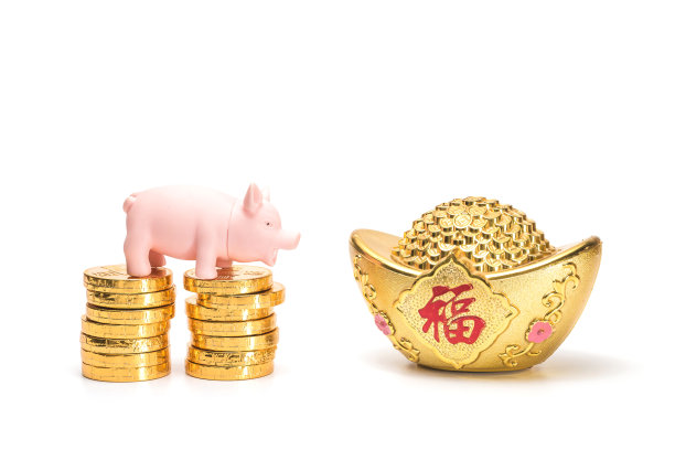 在白色背景上拍摄金锭图片下载