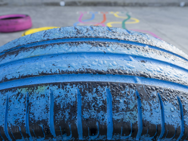 操场上五颜六色的轮胎，特写图片下载