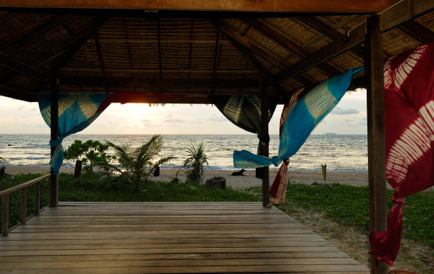 木制露台休息室在泰国的热带海滩日落。图片下载