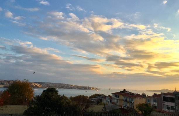 日落时分的伊斯坦布尔博斯普鲁斯海峡图片下载