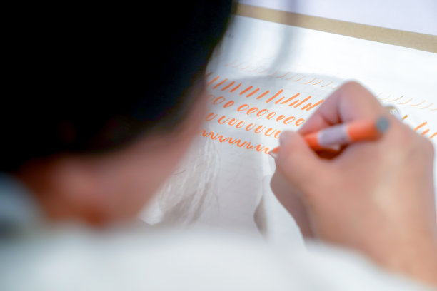 用毛笔和纸练习书法。图片下载