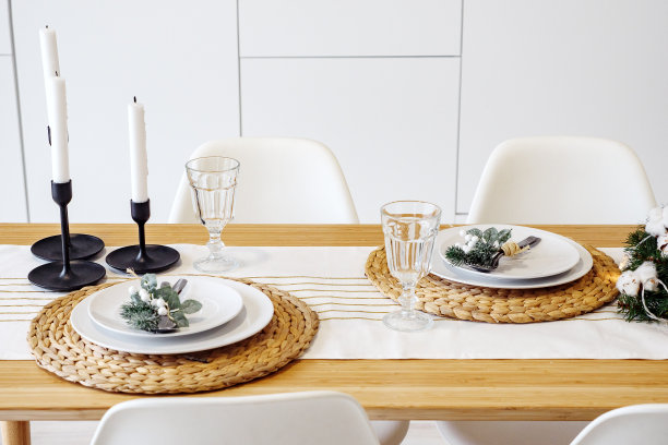 圣诞晚餐烛光下，餐桌设置在现代厨房图片下载