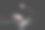 一个抑郁的少年在黑暗中玩手机。图片下载