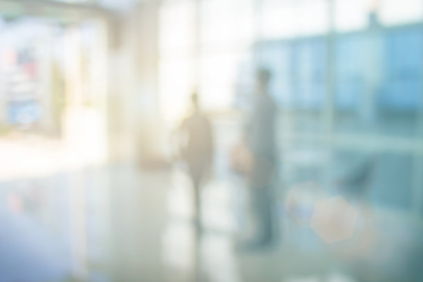 商务人士在办公场所或办公空间用电脑模糊或抽象背景的浅聚焦深度。企业模糊医院内部有现代化的商业大厅。图片下载
