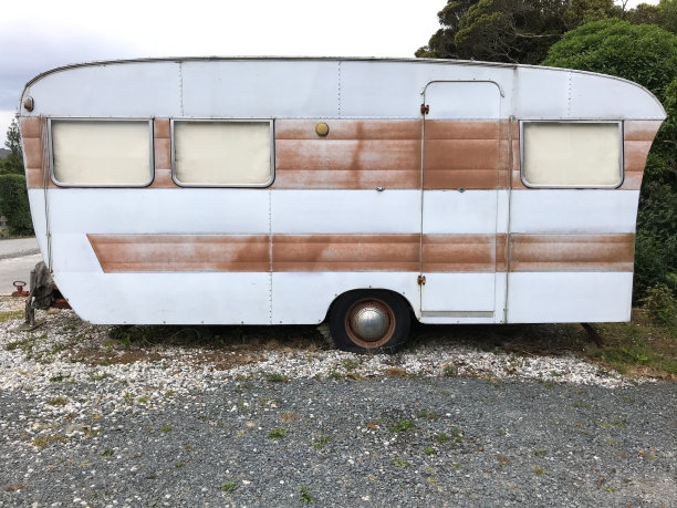 家庭度假旅行，悠闲的旅行在房车，快乐的假期度假在房车露营车。周围的自然景观，漫游在风景优美的路线与露营车在野外自然图片下载