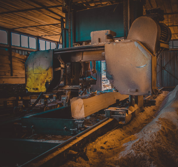 锯木厂。在锯木机加工原木的过程中锯断了木材图片下载