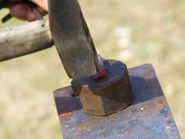 跳蚤市场，民间工艺品。铁匠为工作，工具锻造。铁匠，蹄铁匠，锻工，铁匠，铁匠图片下载