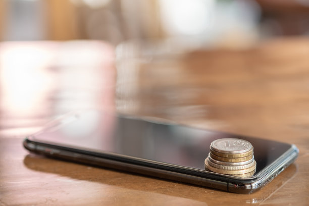技术和经营理念。近距离堆叠的土耳其硬币智能手机。图片下载