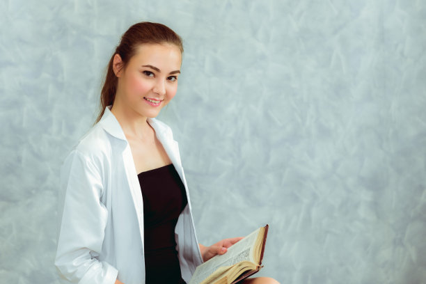 肖像女医生正拿着一本书孤立的背景图片下载